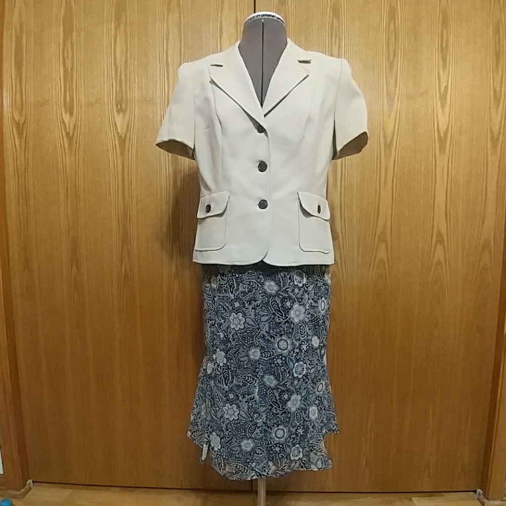 2pc Ladies Studio I Petite suit...size 10P